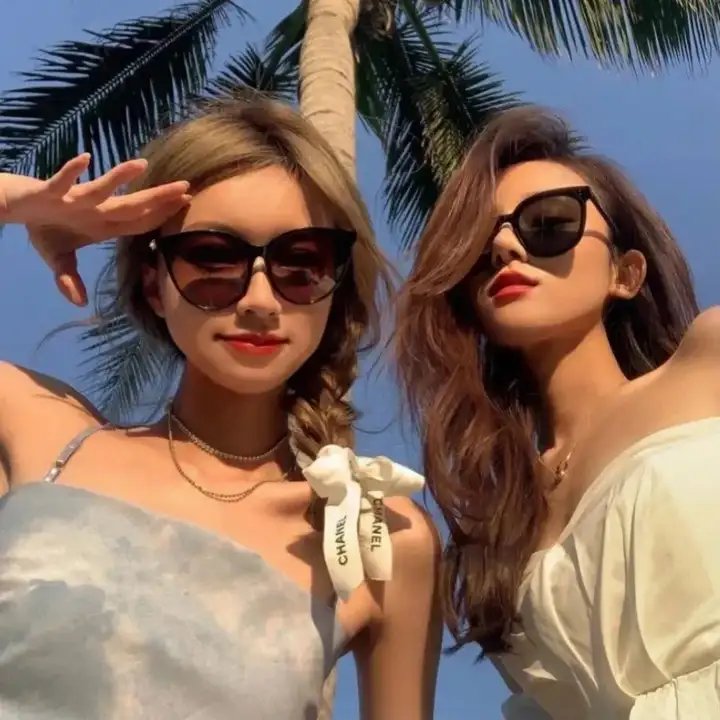 独自在夜晚的海边 海报